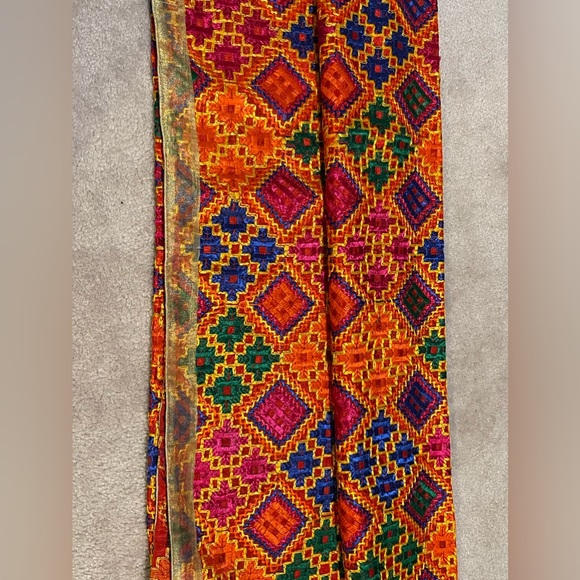 Indian Punjabi phulkari chunni / dupatta - Picture 2 of 2
